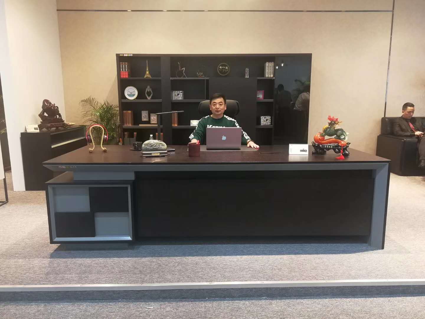 辛兆波董事長參加廣州國際家具展并簽訂大訂單，更好的服務客戶